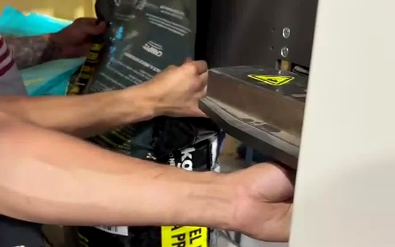 Sistema Heat-Seal ALFA EDGE en operación · línea de termosellado automatizada