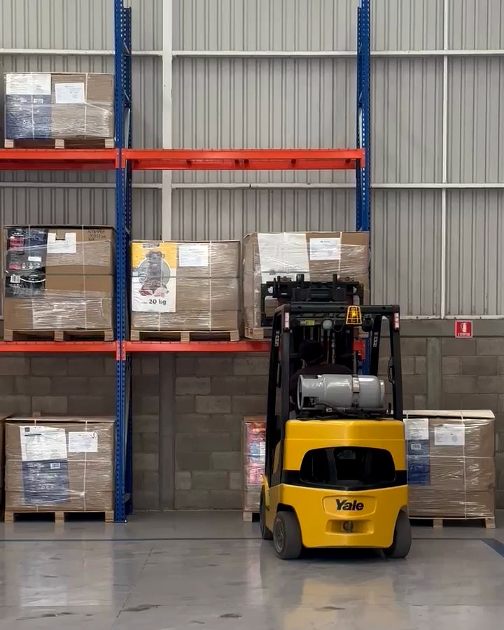 CEDIS Querétaro · montacargas operando entre racks de producto terminado