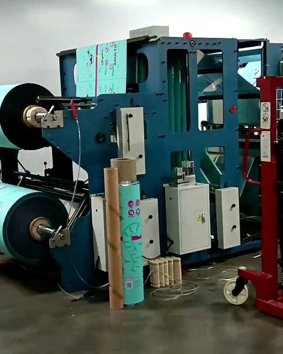 Sala de rotograbado · equipo de impresión + bobinas de material laminado pet food montadas en línea